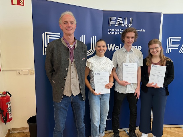 Abb.: (v. l. n. r.) Prof. Dr. Boris Dreyer (Organisator des Schülerkontaktstudiums), Frau Finja Rank (2. Platz), Herr Marc Hendinger), Frau Hannah Arnold (2. Platz)